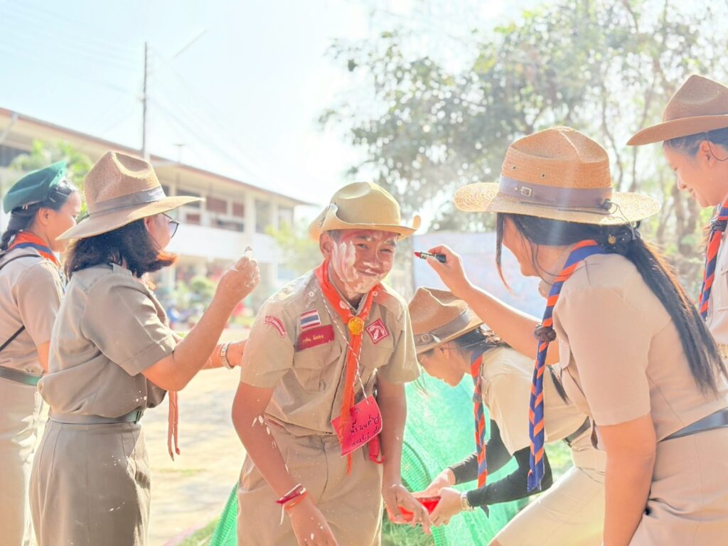 อาจเป็นรูปภาพของ หนึ่งคนขึ้นไป