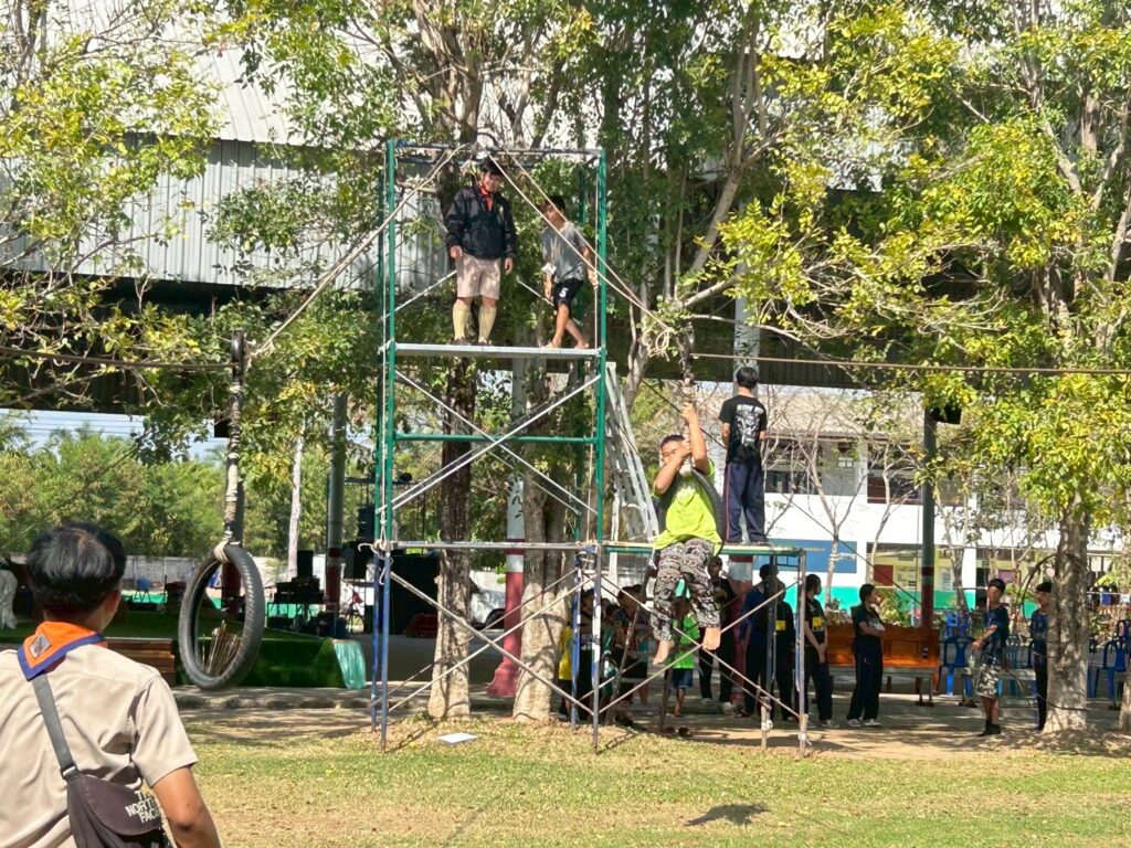 อาจเป็นรูปภาพของ แทรมโพลีน และ ต้นไม้