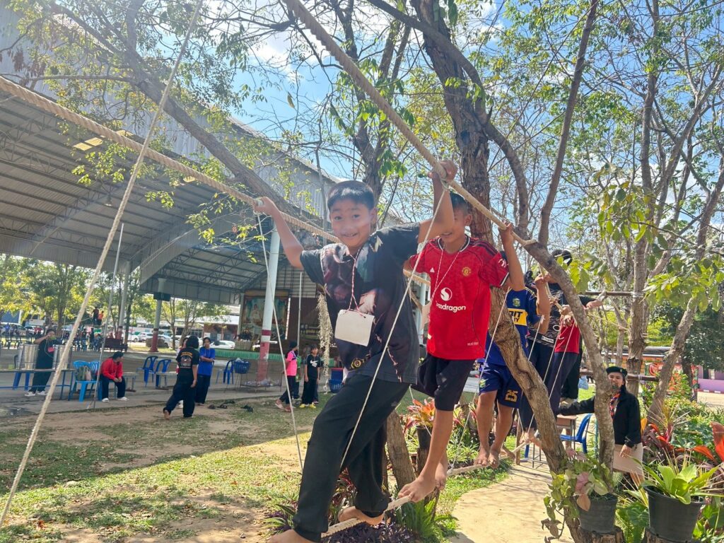 อาจเป็นรูปภาพของ การปีนผา และ ต้นไม้