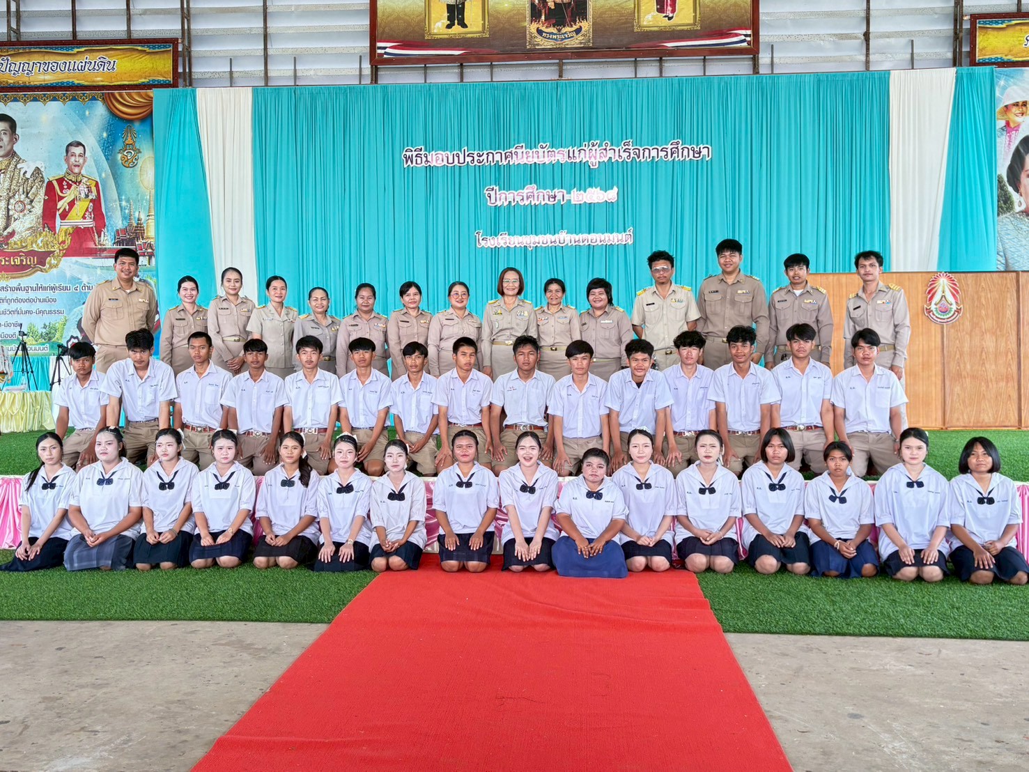 อาจเป็นรูปภาพของ หนึ่งคนขึ้นไป, แท่นบรรยาย และ ข้อความ